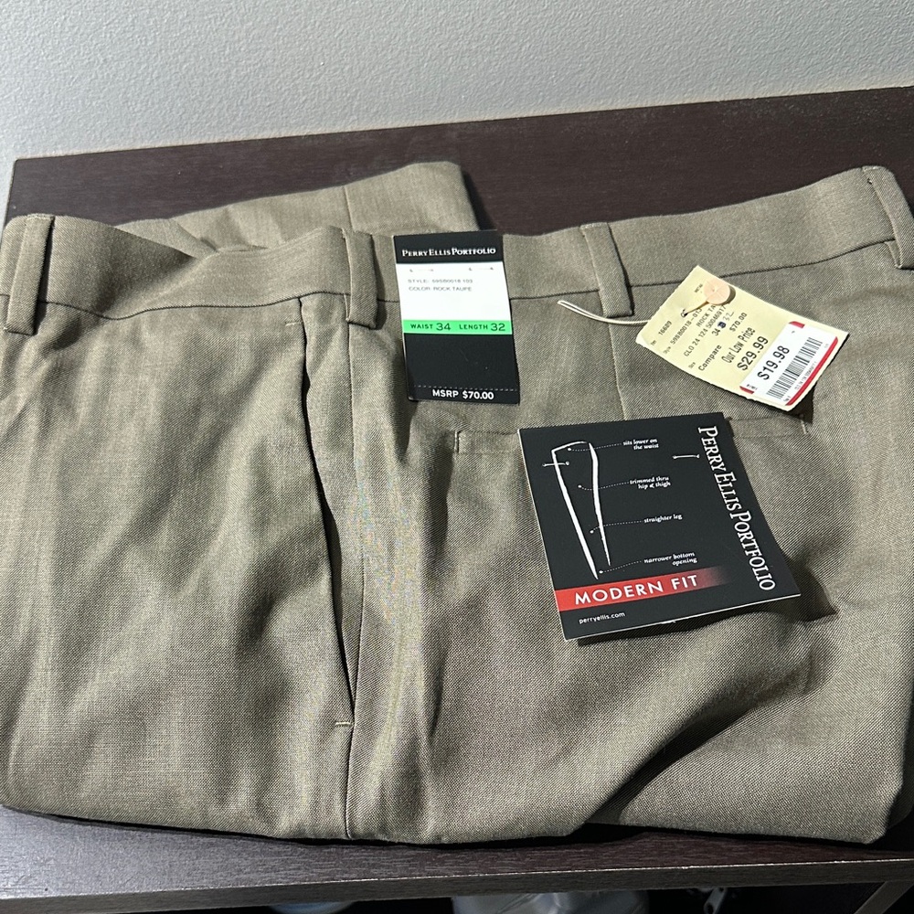 Perry Ellis Men's Modern Fit Khaki Pants